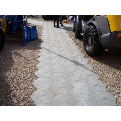 Eventplatten Öko-Wabe aus hanit Recycling-Kunststoff geschlitzt.