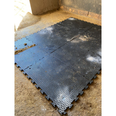 Stallmatte 20 mm aus Vollgummi – Puzzlematte für Pferdebox & Kuhstall