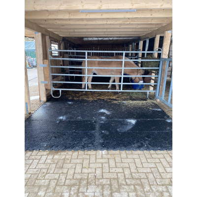 Stallmatte 20 mm aus Vollgummi – Puzzlematte für Pferdebox & Kuhstall