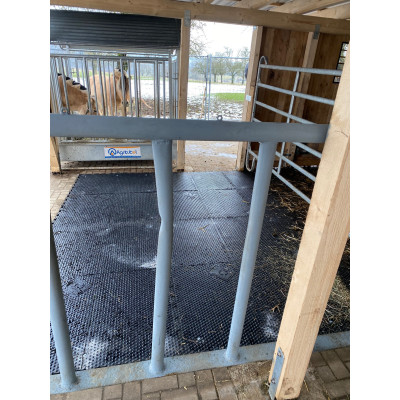 Stallmatte 20 mm aus Vollgummi – Puzzlematte für Pferdebox & Kuhstall